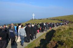 Mii de credincioși la Crucea-monument de pe Muntele Mic