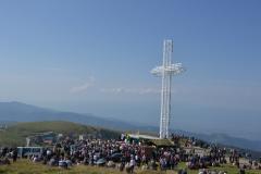 Mii de credincioși la Crucea-monument de pe Muntele Mic