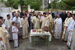 Biserica din Ticvaniu Mare împodobită de sărbătoare