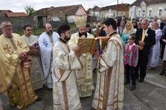 Biserica din Ticvaniu Mare împodobită de sărbătoare