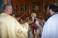 Biserica din Ticvaniu Mare împodobită de sărbătoare