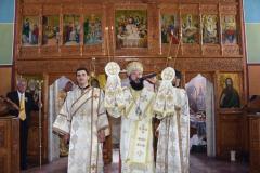 Biserica din Ticvaniu Mare împodobită de sărbătoare