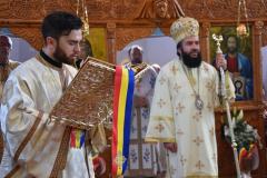 Biserica din Ticvaniu Mare împodobită de sărbătoare