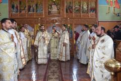 Biserica din Ticvaniu Mare împodobită de sărbătoare