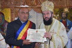 Biserica din Ticvaniu Mare împodobită de sărbătoare