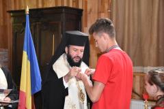 Preasfințitul Părinte Lucian în mijlocul tinerilor participan