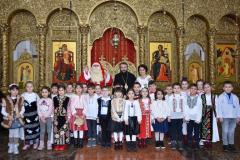 Grupuri de colindători l-au colindat de Părintele Episcop 