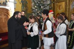 Grupuri de colindători l-au colindat de Părintele Episcop 