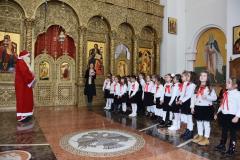 Grupuri de colindători l-au colindat de Părintele Episcop 