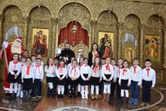 Grupuri de colindători l-au colindat de Părintele Episcop 