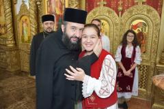 Grupuri de colindători l-au colindat de Părintele Episcop 