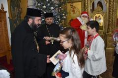 Grupuri de colindători l-au colindat de Părintele Episcop 