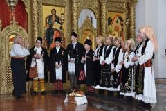 Grupuri de colindători l-au colindat de Părintele Episcop 