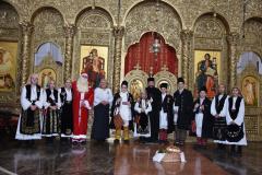 Grupuri de colindători l-au colindat de Părintele Episcop 