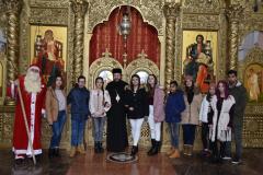 Grupuri de colindători l-au colindat de Părintele Episcop 