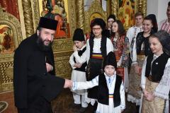 Grupuri de colindători l-au colindat de Părintele Episcop 