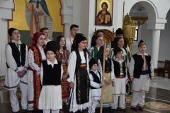 Grupuri de colindători l-au colindat de Părintele Episcop 