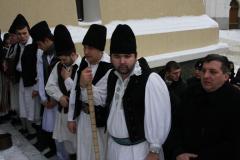 Comemorarea eroilor şi alaiul colindătorilor în Episcopia Car