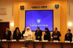 Patriarhul României a primit titlul de „Cetăţean de Onoare” al judeţului Caraş-Severin şi al Municipiului Reşiţa şi de „Doctor Honoris Causa” al Universităţii „Eftimie Murgu” ﻿ 