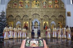 Ierarh, preoți și credincioși din Caransebeș împreună în rugăciune la Praznicul Naşterii Domnului