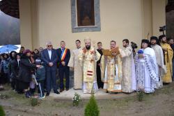 Biserica Schitului Feneș a fost târnosită