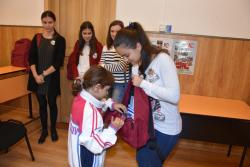 Ghiozdane cu bucurii pentru elevii din Reșița și Bocșa