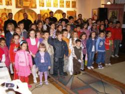 Hristos împărtăşit copiilor la parohia Adormirea Maicii Domnului din Moldova Nouă