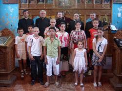 Hristos împărtăşit copiilor în parohia Ticvaniu Mare