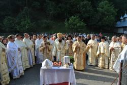 Bucuria târnosirii unui nou altar la mănăstirea Almăj-Putna