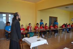 Tineri ortodocși în comuniune la Coronini