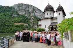 Credincioși reșițeni de la Parohia „Pogorârea Sf. Duh”  în pelerinaj la mănăstiri mehedințene și cărășene