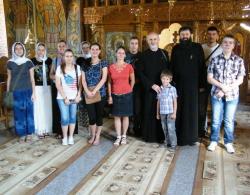 Tineri creștini în pelerinaj la Mănăstirea Vasiova