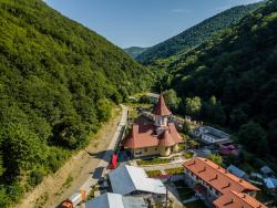 Sărbătoarea Sfântului Nectarie Taumaturgul, prilej de bucurie la Schitul Feneș