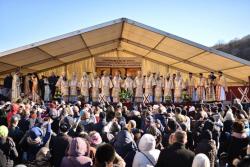 Peste zece mii de pelerini la slujba oficiată la Peştera Sfântului Apostol Andrei din jud. Constanța