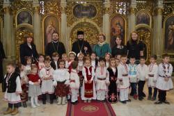 Hristos împărtășit copiilor de Sfânta Filofteia la Catedrala istorică din Caransebeș