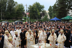 Peste trei mii de credincioși au participat la slujba de sfințire a Catedralei „Înălţarea Domnului“din Slobozia