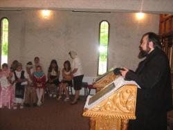 Hristos împărtășit copiilor la parohia „Sfânta Treime” din Anina