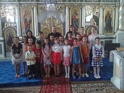 Hristos împărtășit copiilor la parohia Soșdea