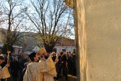 Târnosirea bisericii din parohia Sasca Română
