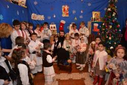 Vizită arhierească şi daruri pentru copii şi pentru asistaţii centrelor sociale din Caransebeş