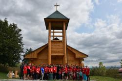 Preasfințitul Părinte Lucian în mijlocul tinerilor participanți la Școala de vară „Credința altfel”