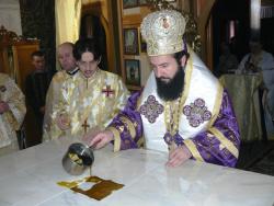 Sfinţirea altarului şi instalarea noului preot la parohia Turnu Ruieni